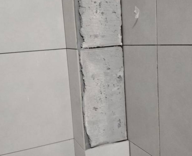大同市瓷砖空鼓维修公司分享下瓷砖施工前基层浇水润湿程度不足，可能导致以下问题